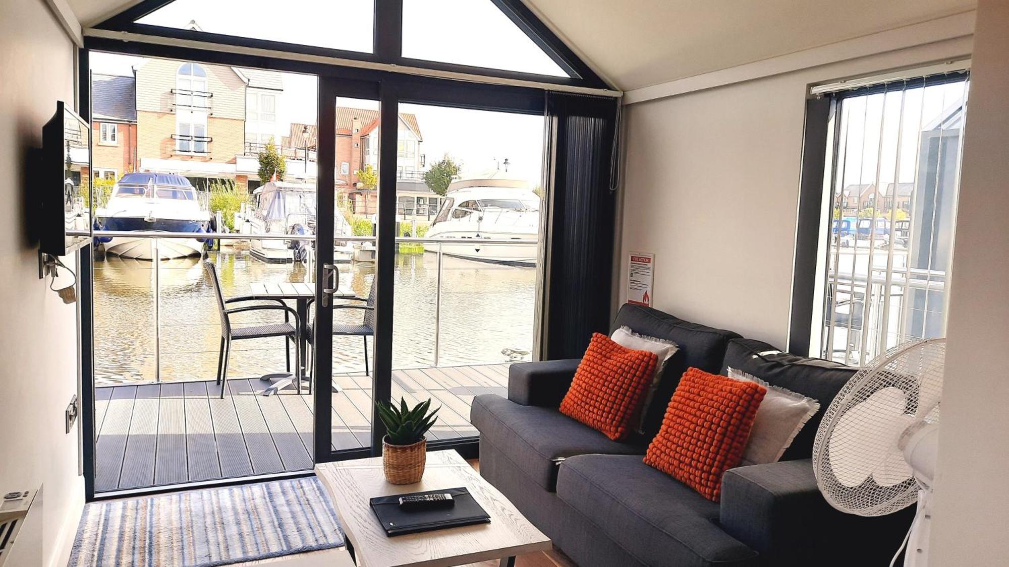 Lincoln Floating Holidays Extérieur photo